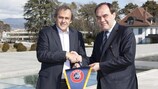 El Presidente de la UEFA, Michel Platini, con el presidente de la Federación de Fútbol de Turquía, Yıldırım Demirören