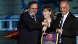 Il Presidente UEFA Michel Platini, il ministro per la cultura e lo sport israeliano Limor Livnat e il presidente della Federcalcio israeliana Azi Luvon.