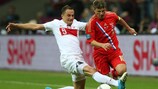 El polaco Dariusz Dudka pelea por un balón con el ruso Andrey Arshavin en un partido de la UEFA EURO 2012