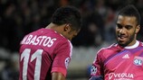 Alexandre Lacazette celebra con Bastos el único tanto del Lyon ante el APOEL