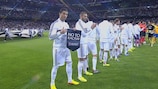 Cristiano Ronaldo muestra el banderín de 'No al Racismo' antes del partido del Real Madrid con la Juventus