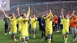 O APOEL faz a festa após o histórico triunfo sobre o Lyon nos oitavos-de-final da UEFA Champions League