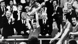 John McGovern ergue a Taça dos Clubes Campeões Europeus, pelo Nottingham Forest, em 1979