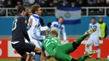 Andriy Shevchenko faz o golo inaugural do Dínamo