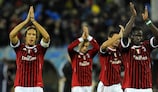 Massimo Ambrosini (izquierda) y Taye Taiwo aplauden a los aficionados del Milan tras empatar con el Minsk