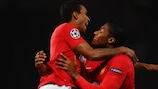 Antonio Valencia (derecha) celebra celebra su gol con Nani