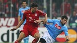 Mario Gomez (izquierda) anotó un 'hat-tick' ante el Bayern