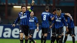 Javier Zanetti saúda os adeptos do Inter após servir Diego Milito para mais um golo