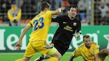 Edgar Olekhnovich con Lionel Messi durante la derrota del BATE por 0-5 en Minsk