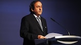 Michel Platini dirige-se ao XXXVI Congresso Ordinário da UEFA, reunido em Istambul