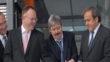 O ministro Romain Schneider, o presidente da FLF, Paul Philipp, e o presidente da UEFA, Michel Platini, cortam a fita