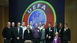 Representantes da UEFA e de grupos de adeptos na reunião em Nyon