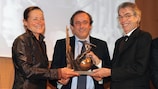 Michel Platini com Giovanna Facchetti e o presidente do Inter, Massimo Moratti (à direita)