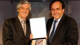 Gianni Rivera reçoit son prix des mains du président de l'UEFA Michel Platini
