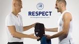 Pierluigi Collina e Karim Benzema scambiano la maglia nell'ambito della campagna Respect