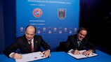Il presidente UEFA Michel Platini e Sergey Pryadkin, membro della EPFL, firmano il Memorandum di Intesa