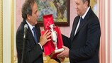 Il Presidente UEFA Michel Platini (sx) omaggia il Presidente dell'Ucraina Viktor Yanukovych con una replica della Coppa Henri Delaunay