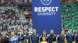 Капитан сборной Италии Джанлуиджи Буффон защитывает антирасистское послание перед полуфиналом ЕВРО-2012