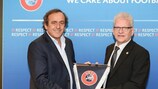 O Presidente da UEFA, Michel Platini, e o presidente da Federação Helénica de Futebol (EPO), Giorgos Sarris