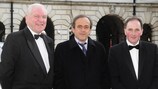 El presidente de la IFA Jim Shaw, Michel Platini y el presidente del County Antrim FA Crawford Wilson