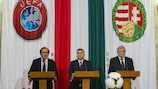Michel Platini (links), Ungarns Ministerpräsident Viktor Orbán (Mitte) und MLSZ-Präsident Sándor Csányi beim Besuch des UEFA-Präsidenten in Ungarn