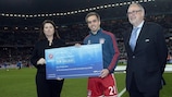 Lahm entrega el cheque de la UEFA al CICR
