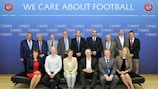 Os membros do Júri do Programa de Bolsas de Investigação da UEFA e os investigadores que receberam bolsas em 2014/15