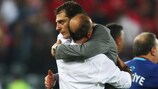 Slaven Bilić e Fatih Terim abraçam-se após o jogo