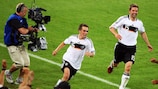 Philipp Lahm feiert im Halbfinale seinen Siegtreffer zum 3:2 gegen die Türkei