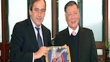O Presidente da UEFA, Michel Platini, na companhia de Mong-Koo Chung, da Hyundai Motor Company