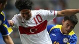 Tuncay Şanlı, da Turquia, luta pela posse da bola com Azat Nurgaliyev, do Cazaquistão