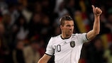Lukas Podolski acena aos adeptos depois de apontar o segundo golo da Alemanha frente ao Azerbaijão, em Colónia