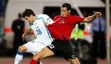 O albanês Erion Bogdani disputa a bola com Mensur Mujdža