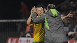 Darvydas Šernas festeja o primeiro golo de sempre da Lituânia frente à Espanha