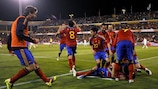 Os jogadores espanhóis correm para congratular David Villa pelo golo da vitória