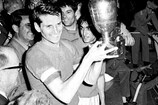 Giacinto Facchetti alzó el trofeo para Italia