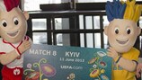 As mascotes do UEFA EURO 2012, Slavek e Slavko, estiveram no arranque da venda dos bilhetes