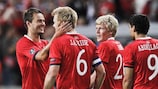John Arne Riise es felicitado tras anotar un gol en el triunfo por 3-0 de Noruega ante la República Checa
