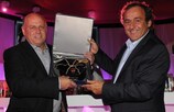 Grzegorz Lato recebe o galardão das mãos do Presidente da UEFA, Michel Platini
