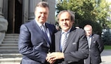 El Presidente de la UEFA Michel Platini y el Presidente de Ucrania Viktor Yanukovych (izquierda)