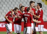 Dennis Rommedahl (segundo à esquerda) é felicitado pelos colegas dinamarqueses depois de marcar ao Chipre
