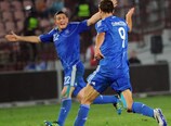 Angelos Charisteas (à droite) célèbre le but de la victoire avec Kyriakos Papadopoulos