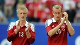 O dinamarquês Daniel Wass (à esquerda) e Thomas Kahlenberg aplaudem os adeptos depois da derrota com o Brasil