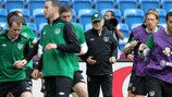 Джованни Трапаттони руководит тренировкой ирландцев на стадионе в Познани