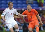 Arjen Robben (derecha) ante el goleador danés Michael Krohn-Dehli