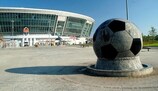 El monumento del balón está delante del Donbass Arena