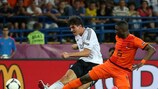 Mario Gomez faz o segundo golo da sua conta pessoal, e da Alemanha, frente à Holanda
