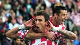 Mario Mandžukić (à frente) marcou o seu terceiro golo em dois jogos, resgatando um ponto para a Croácia