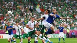 Antonio Cassano setzte sich gegen Irlands Mittelfeldspieler Keith Andrews durch und köpfte die Führung