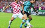 L'Espagne Álvaro Arbeloa protège le ballon de Danijel Pranjić